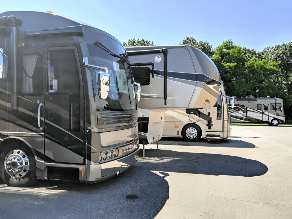 Big rig motorhomes at Dino Valley RV Park