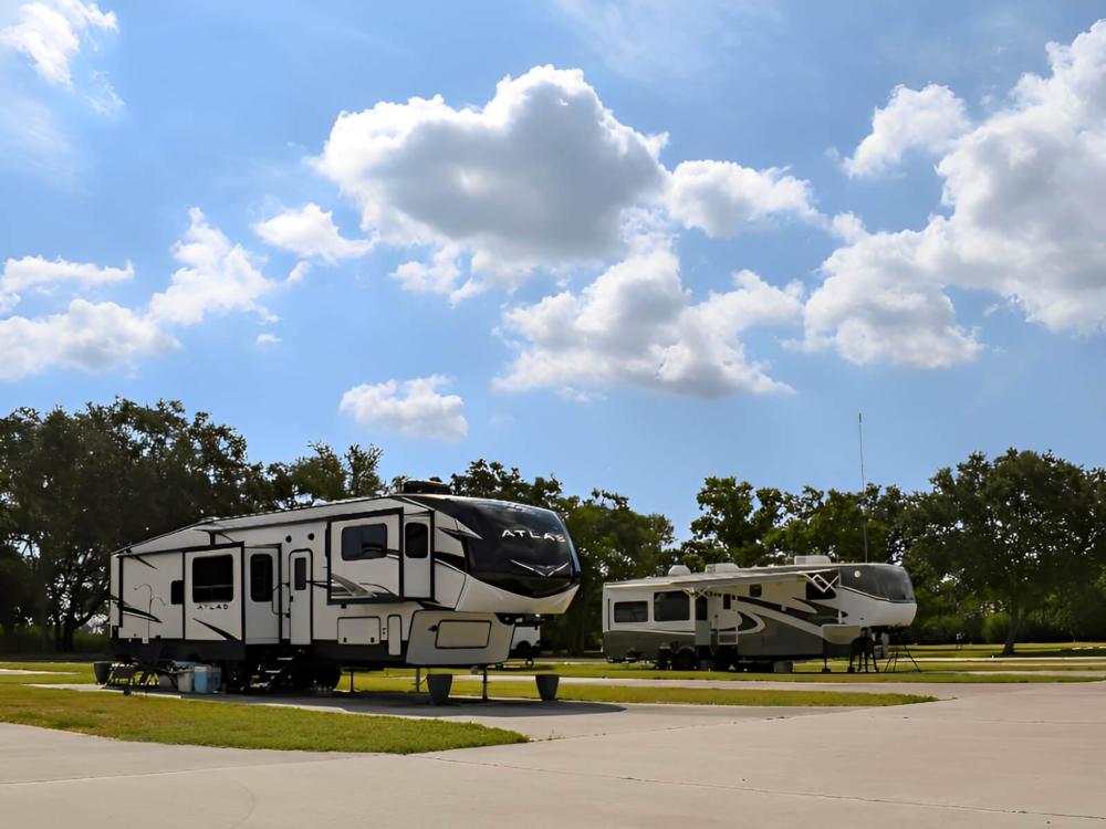 Parked RV's at site Quilly's Cozy Traveler RV Park