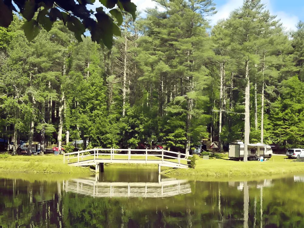 Lake near park RV at Montebello Camping & Fishing Resort