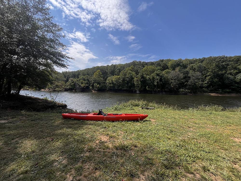 A kayak near the water