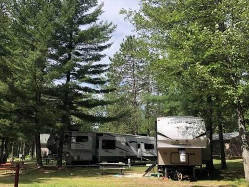 Parked trailer at site Fox Run Family Campground & RV Park