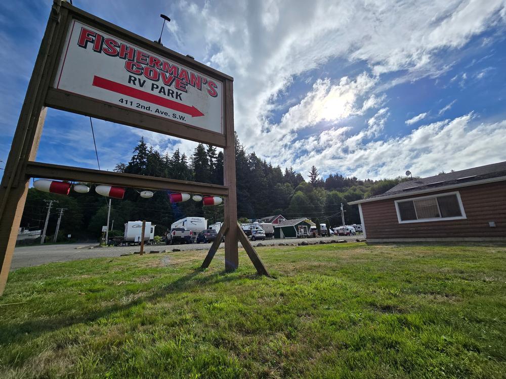 Welcome sign at site Fisherman's Cove RV Park
