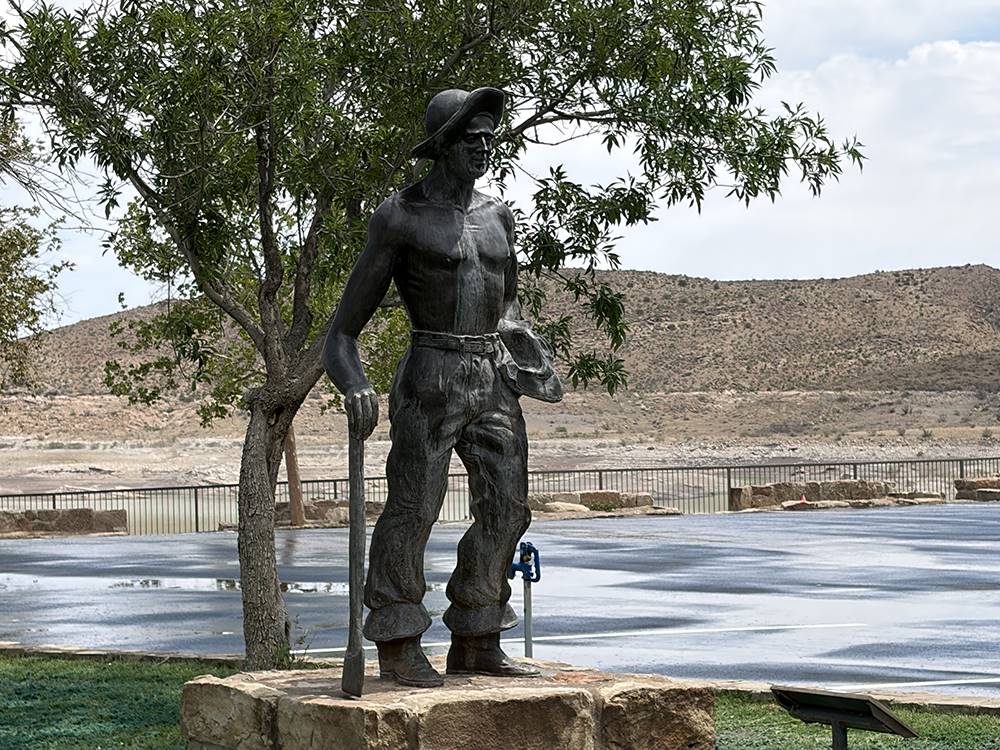 A statue of a man