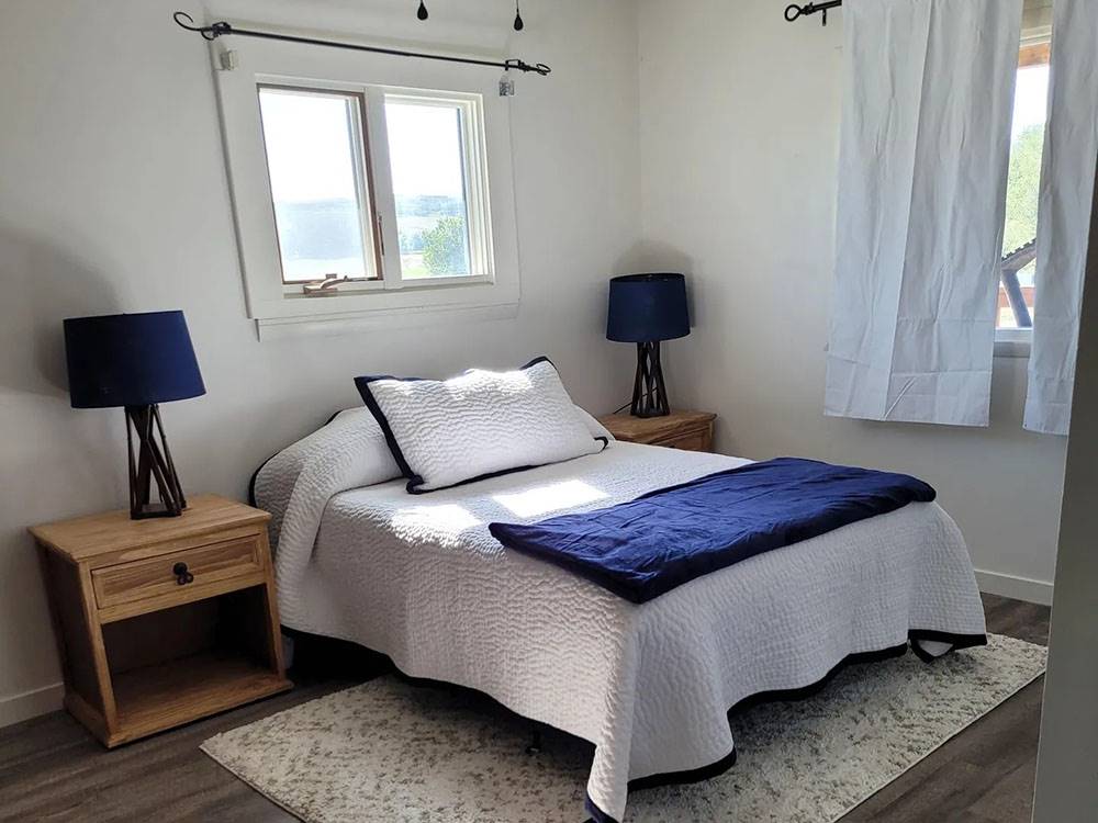 A cozy lodge bedroom