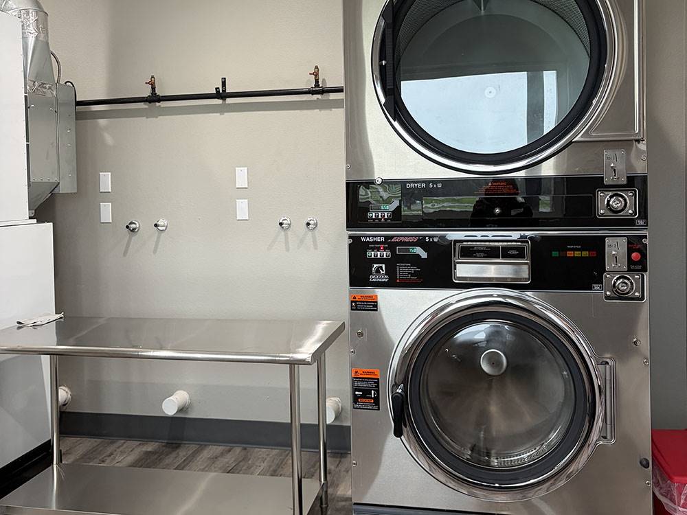 A flolding table and machines in the laundry room