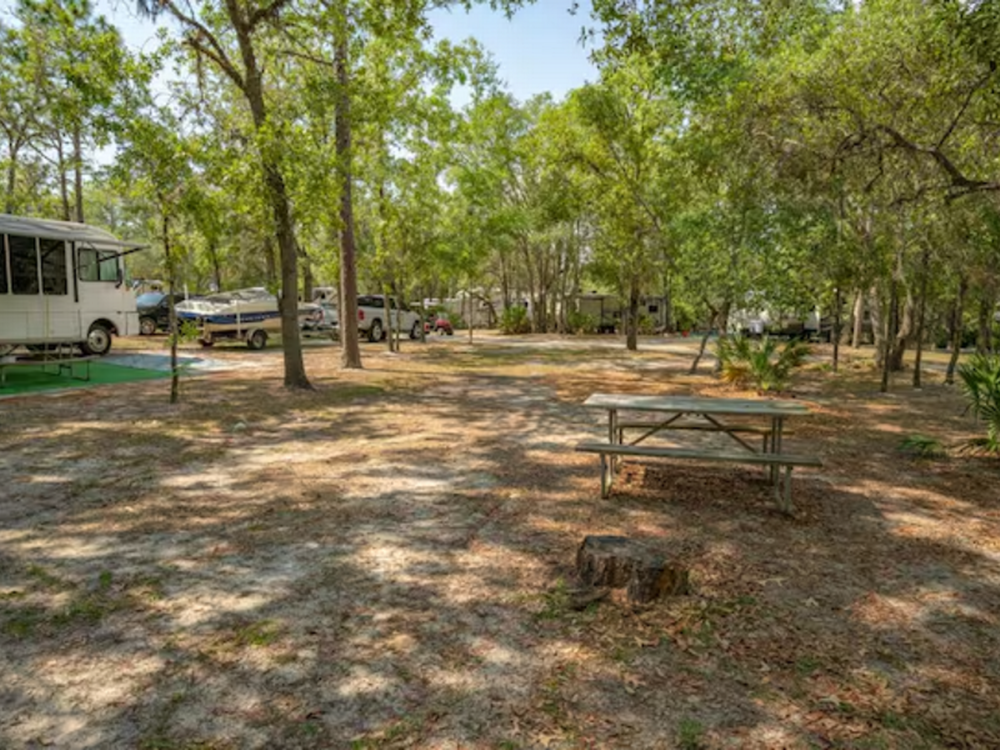 Picnic table at site Sun Retreats Crystal River