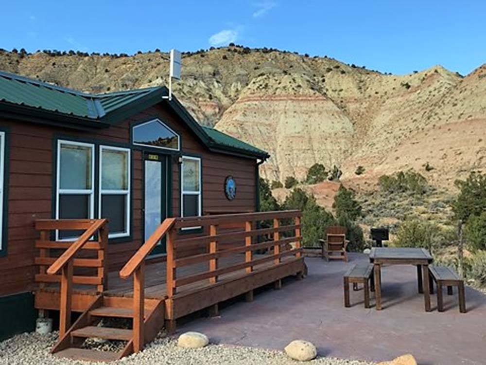 Cabin rental with a deck at BRYCE CANYON RV RESORT BY RJOURNEY