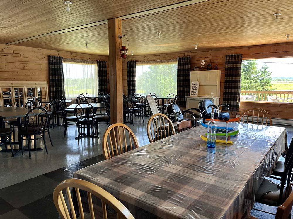 A long table and chairs in the rec room at CAMPING CABANO, ENR.205310