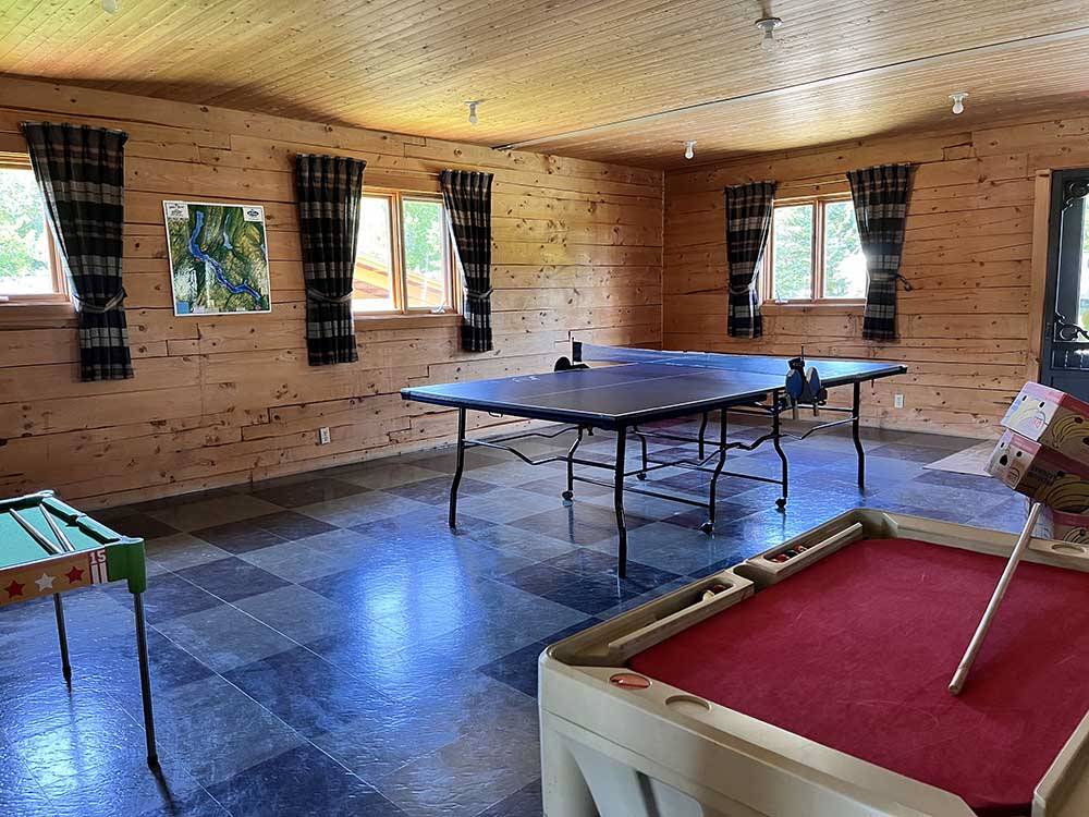Ping pong table and other table games in the rec room at CAMPING CABANO, ENR.205310