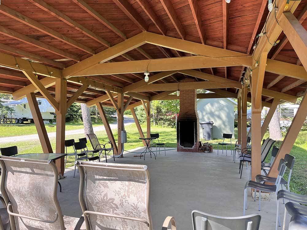 Chairs and the fire pit under the pavilion at CAMPING CABANO, ENR.205310