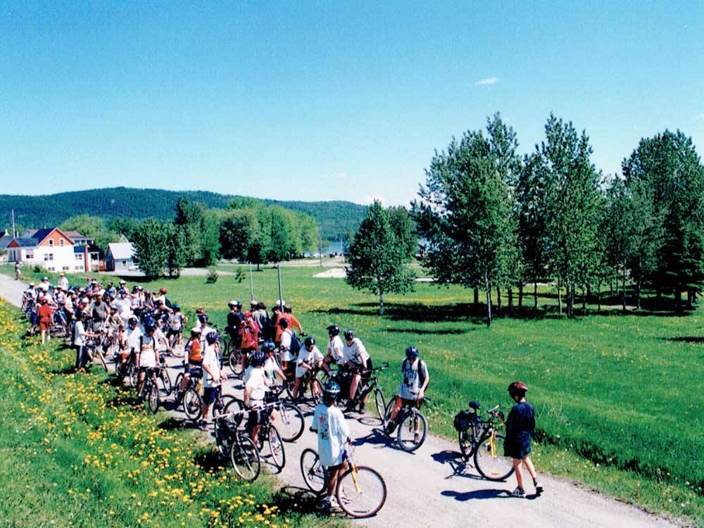 A large group of campers riding bikes at CAMPING CABANO, ENR.205310