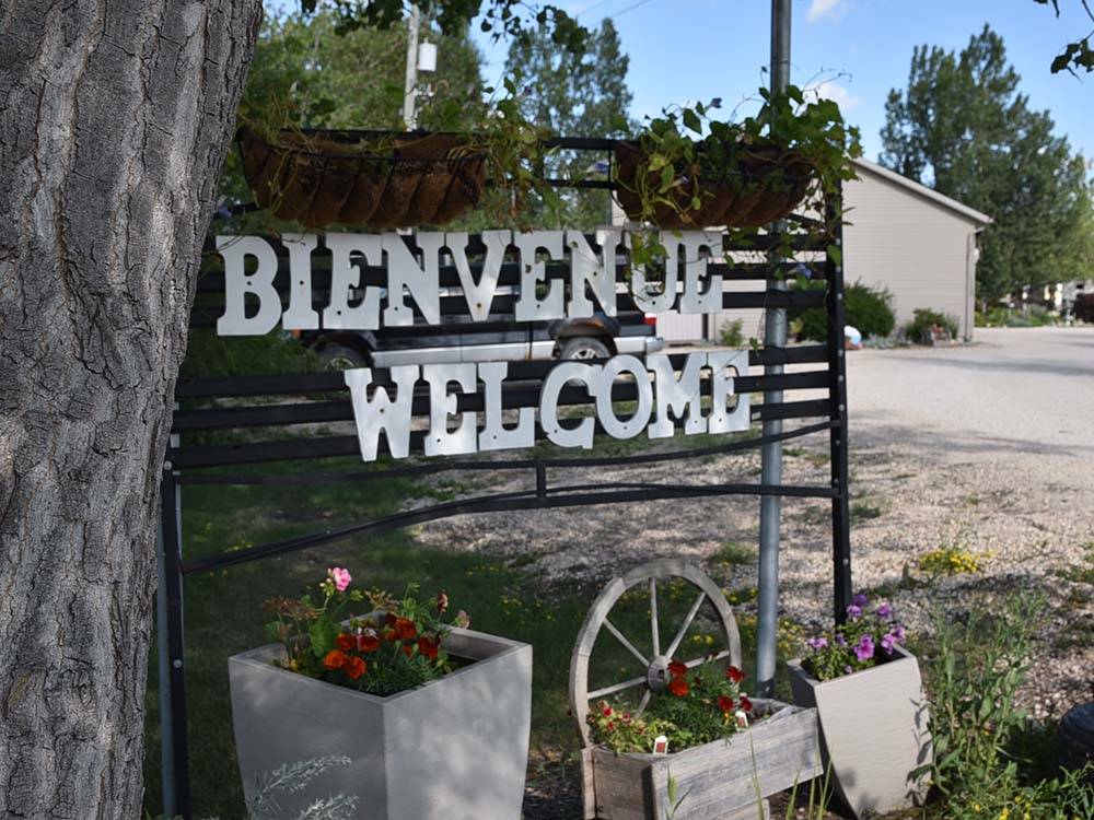 Welcome sign in English and French at ARROWHEAD RV PARK