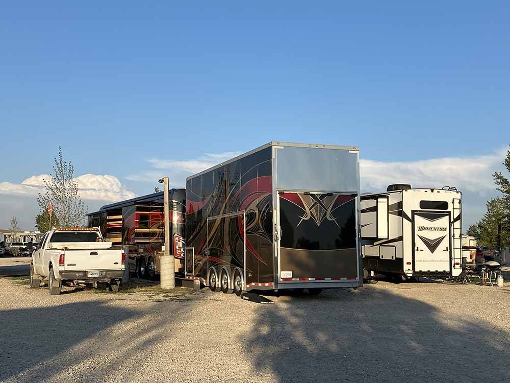 A large motorhome in a pull thru site at RIVER'S EDGE RV RESORT