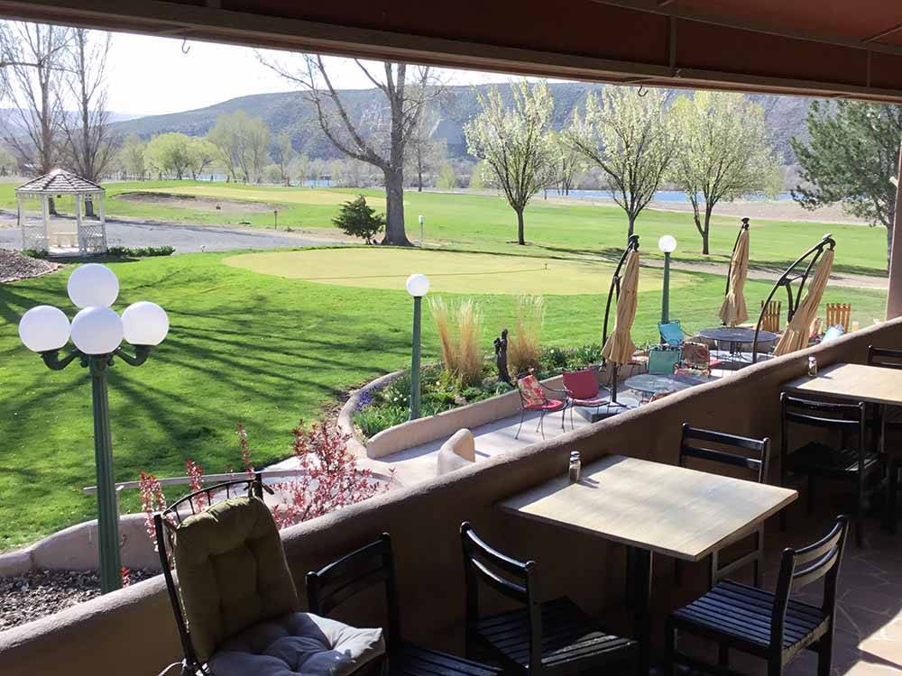 A sitting area overlooking the golf course at Y KNOT WINERY & RV PARK
