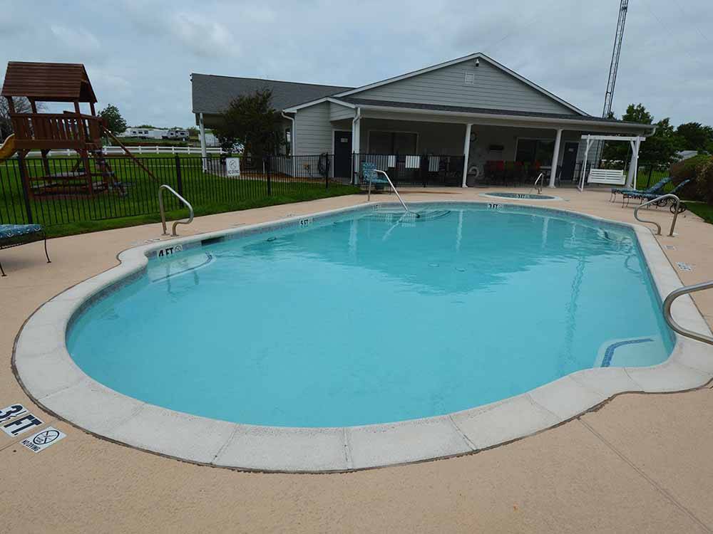 The swimming pool area at BLUEBONNET RIDGE RV PARK & COTTAGES