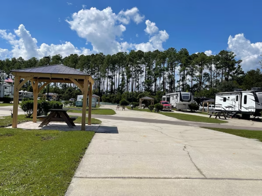 Covered picnic table Pecan Park Sun RV Communities