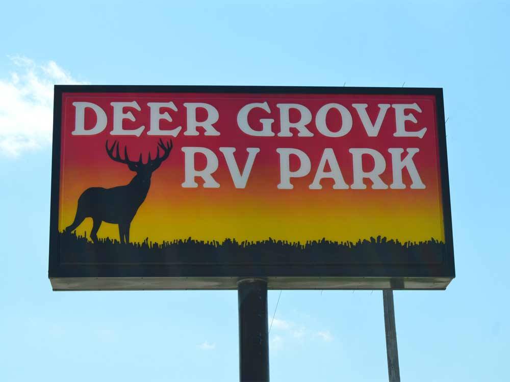Sign leading into campground resort at DEER GROVE RV PARK