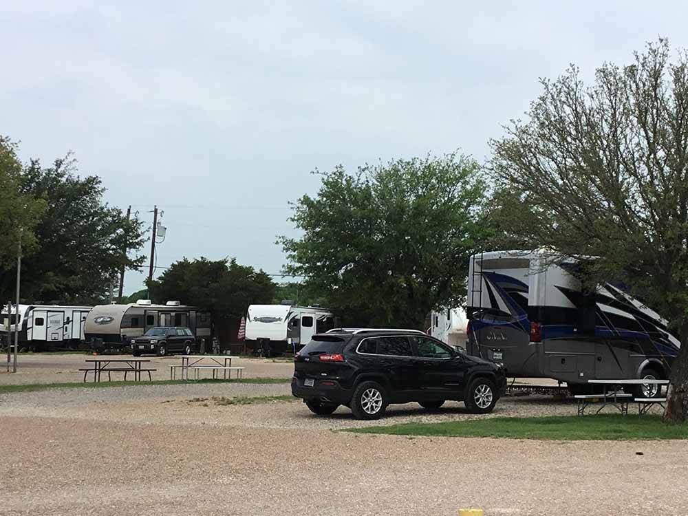 RV sites with dinghy vehicle at TEXAN RV RANCH