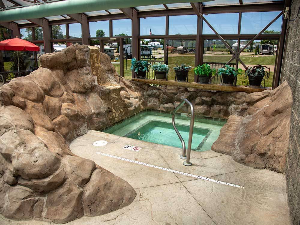 The hot tub next to the swimming pool at EVERGREEN PARK RV RESORT