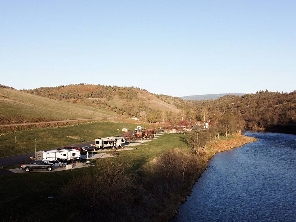 RVs parked along the river at Klamath Ranch Resort / Blue Heron RV Park