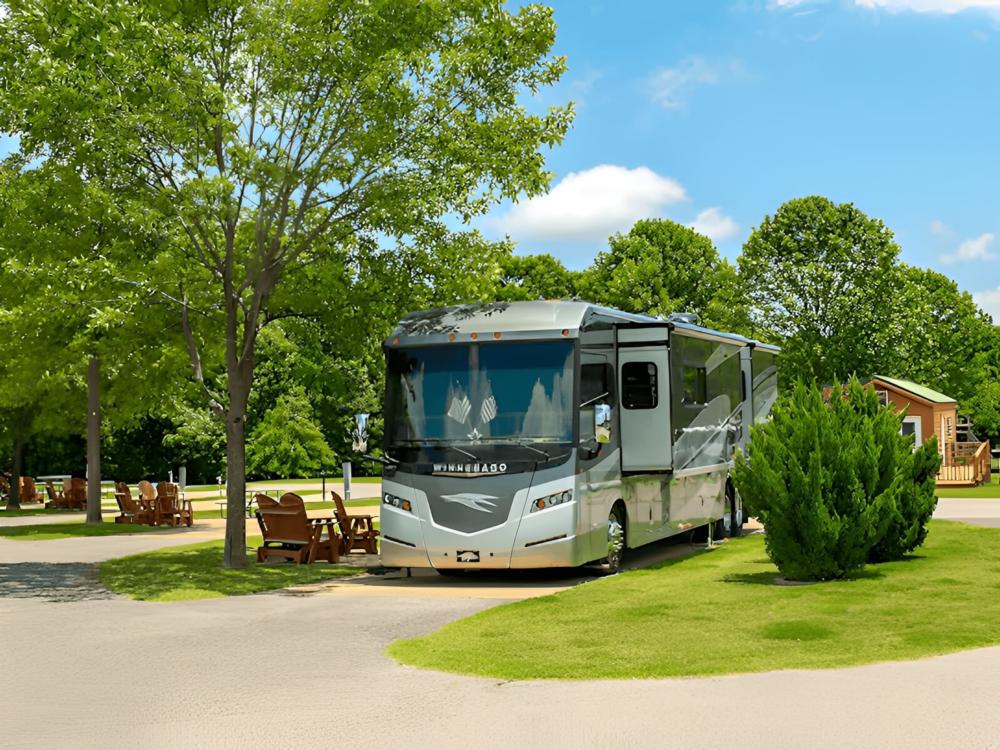 RV parked at site Sun Retreats Horn Lake