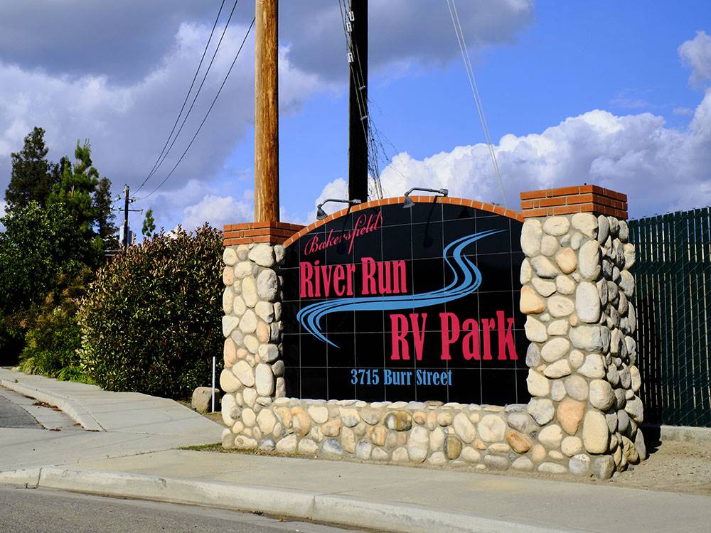 The front entrance sign at BAKERSFIELD RIVER RUN RV PARK