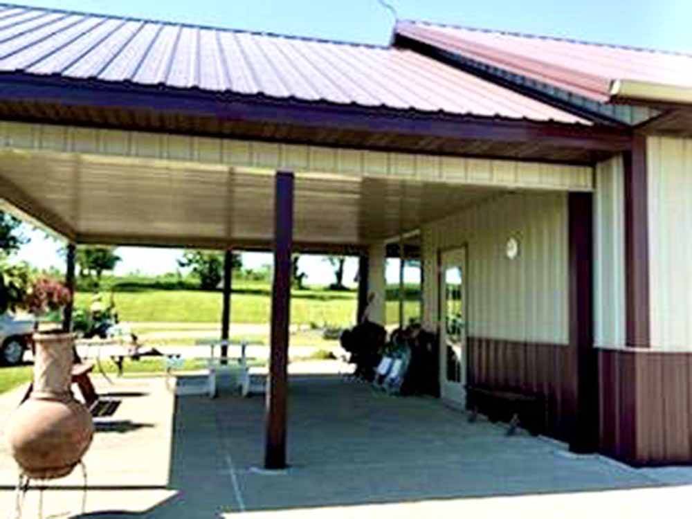The covered outside sitting area at CROSSROADS RV PARK