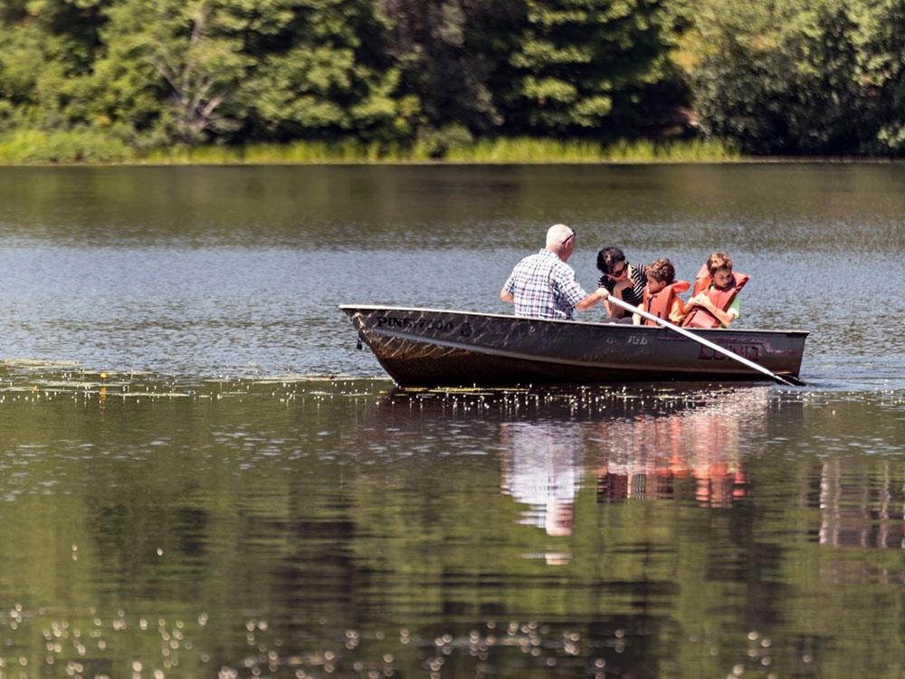 Family in a row boat at PINEWOOD LODGE CAMPGROUND