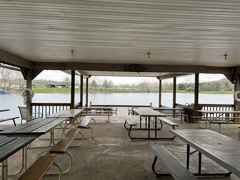 The picnic tables by the office at LAKEVIEW RV PARK