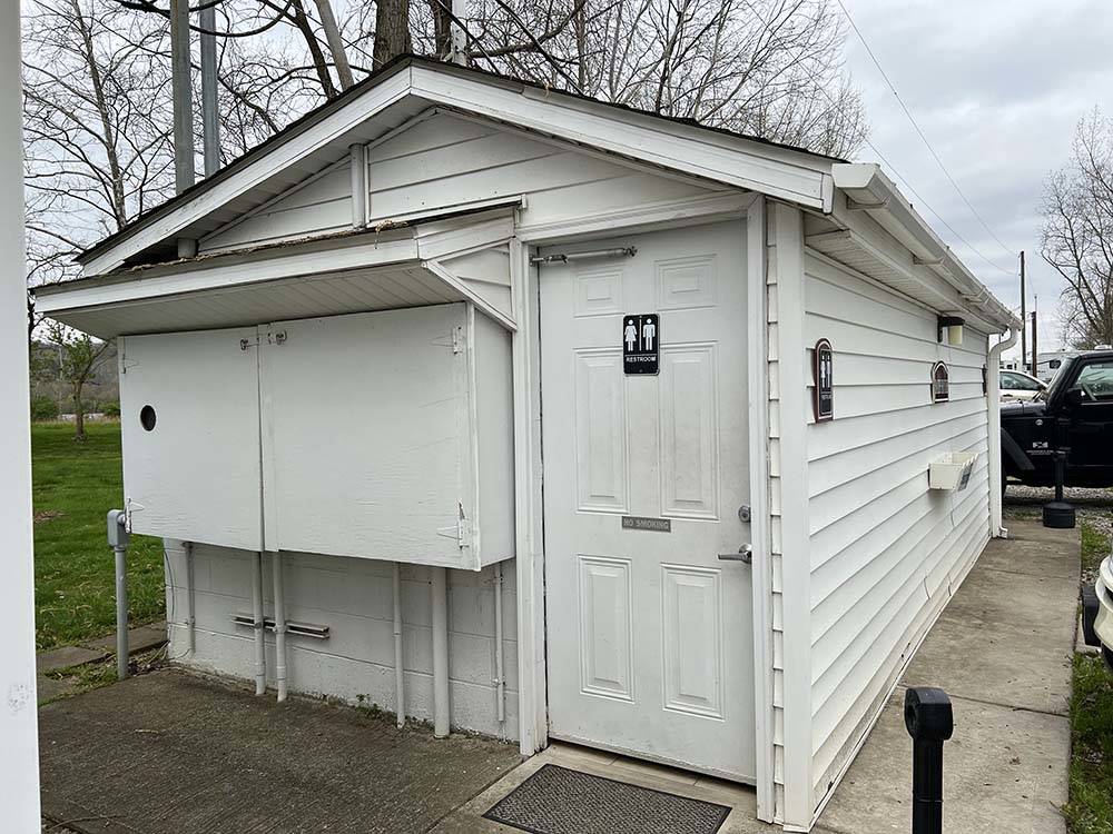 The white bathroom building at LAKEVIEW RV PARK