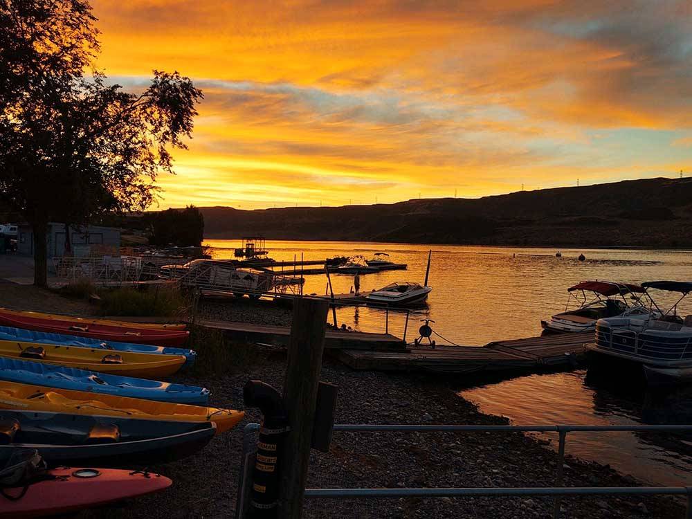 Kayaks and boats on Banks Lake during sunset at COULEE PLAYLAND