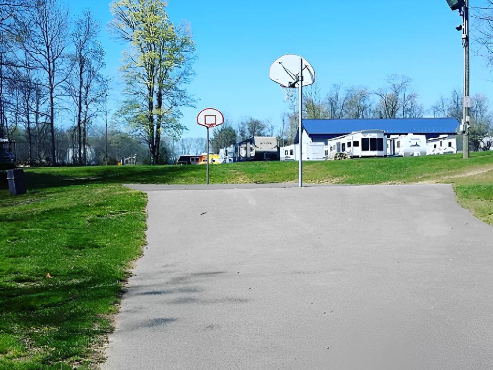 Basketball court at site Nelson's Family Campground