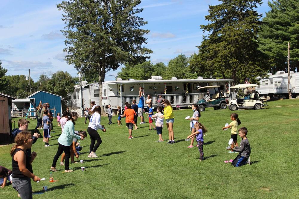 People doing a balloon toss