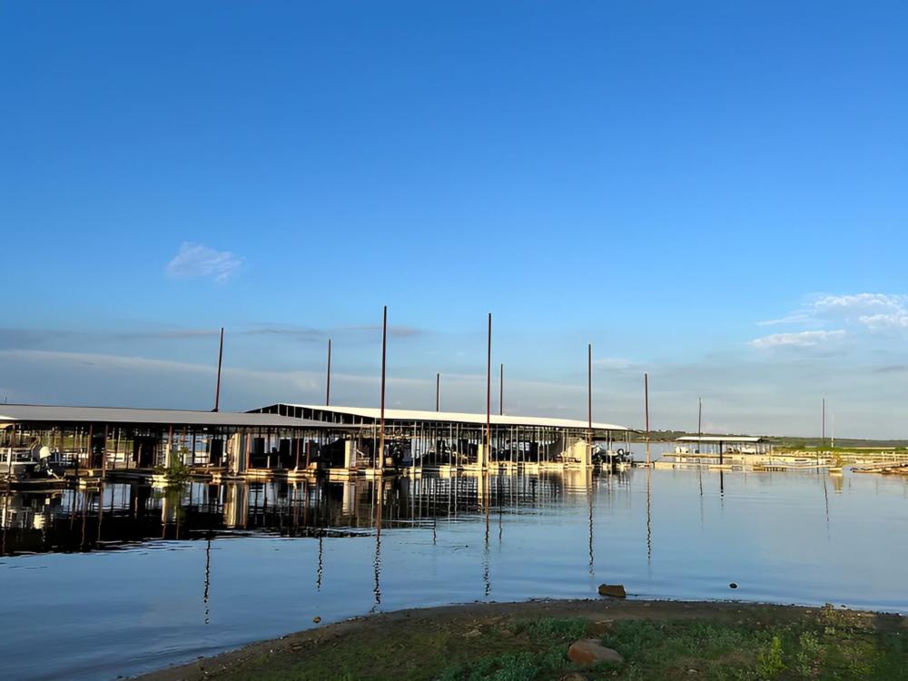 Boat docking area at site Big Mineral Resort, Marina and Campground