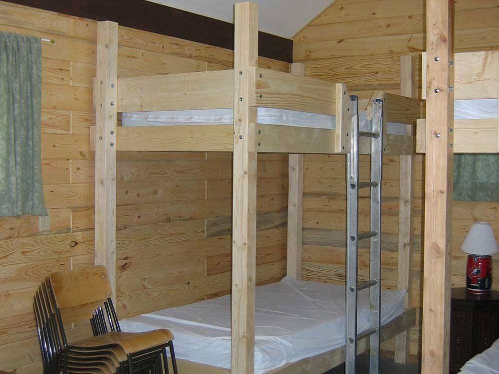 A set of bunk beds in the cabins at HAPPY LAND RV PARK