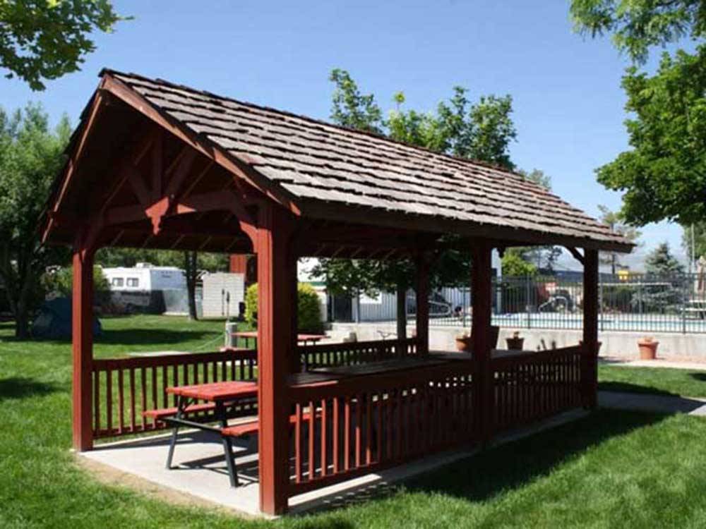 A small pavilion with picnic benches at MOUNTAIN SHADOWS RV PARK & MHP