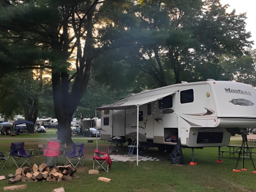 Parked trailer at site Wolf's Den Family Campground