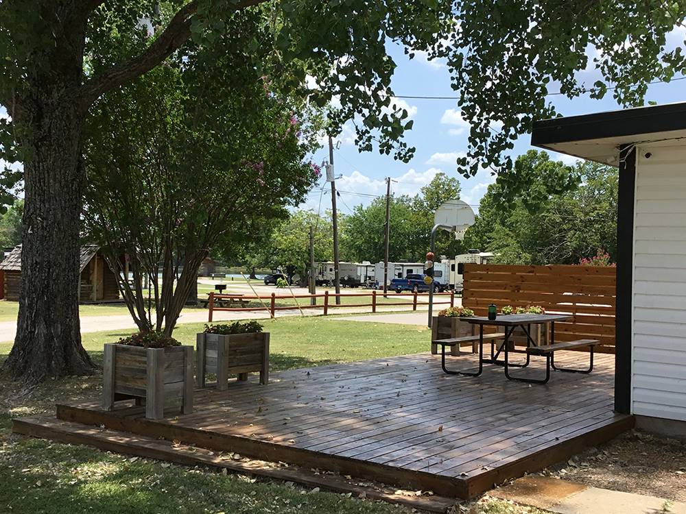 Outdoor patio with picnic table at DALLAS NE CAMPGROUND