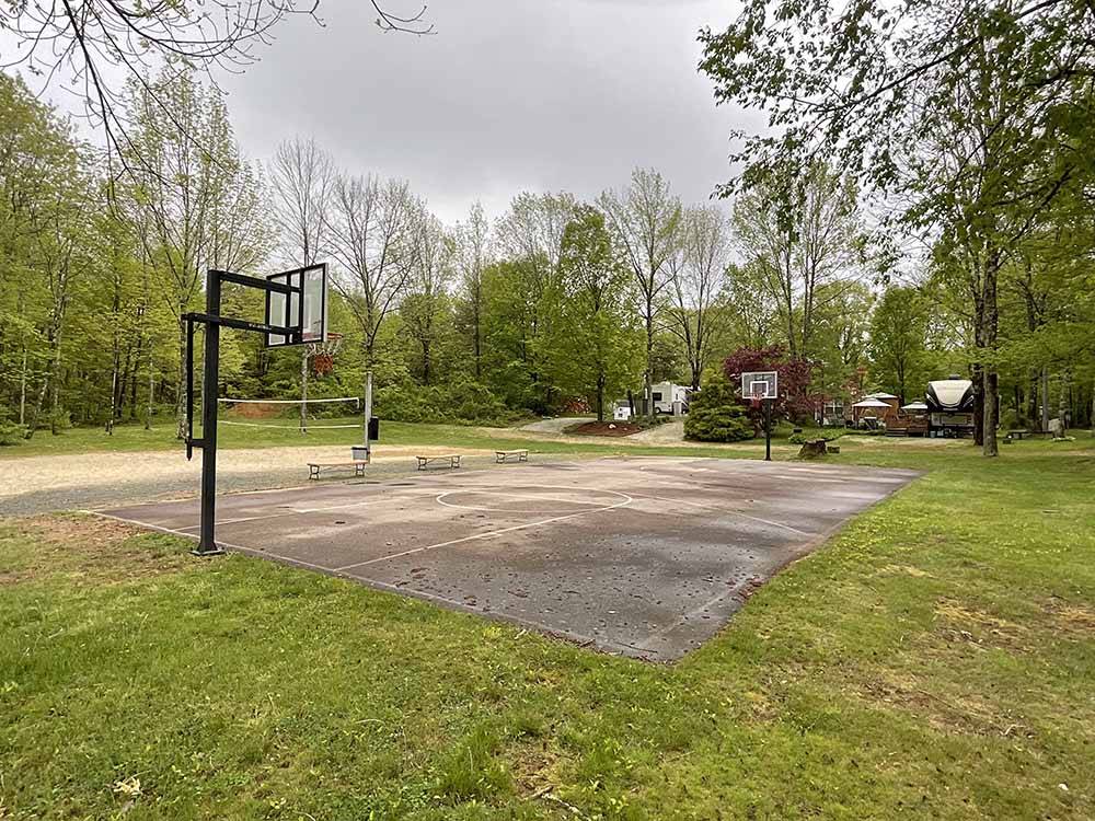 The basketball courts at OAK HAVEN FAMILY CAMPGROUND