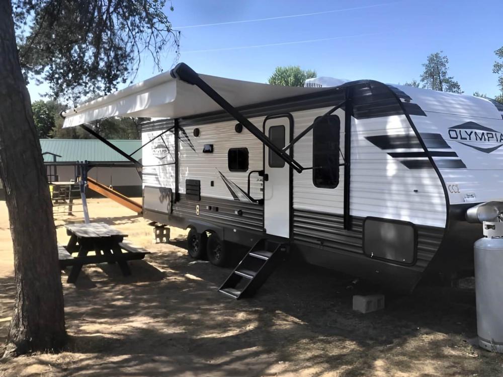Parked trailer at site Bonanza Camping Resort