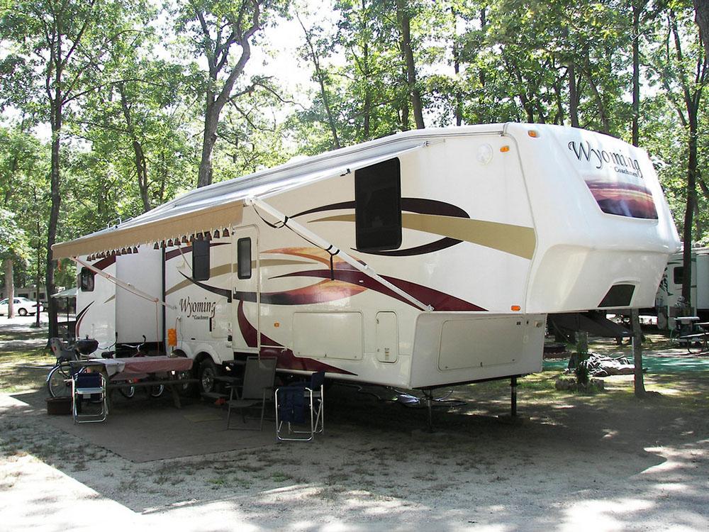 A fifth wheel trailer in a site at TIP TAM CAMPING RESORT