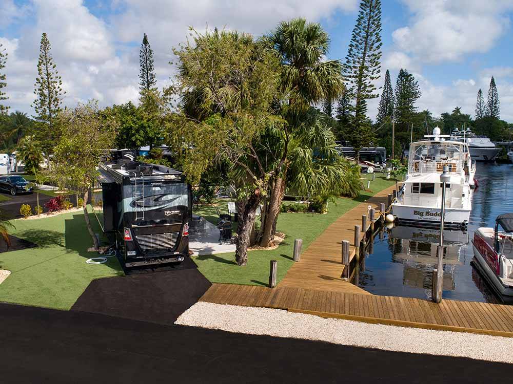 A luxury motorhome next to the docks at YACHT HAVEN PARK & MARINA