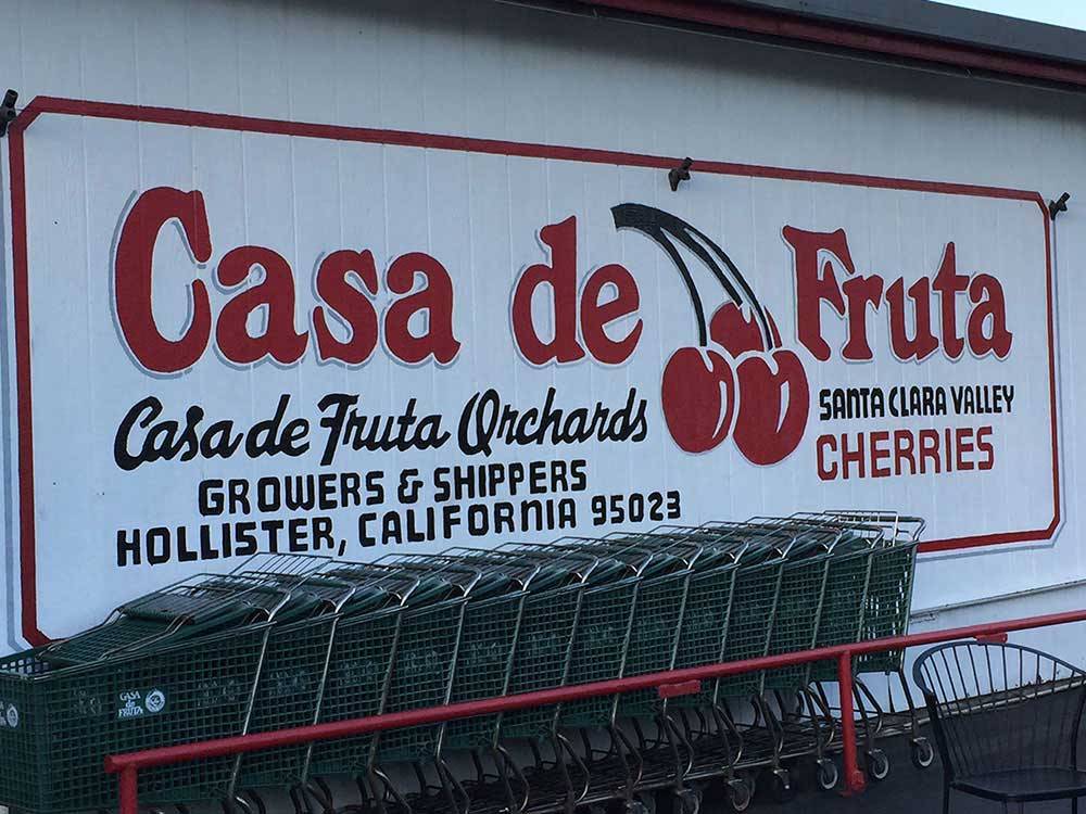 Sign with shopping carts next to it at CASA DE FRUTA RV PARK