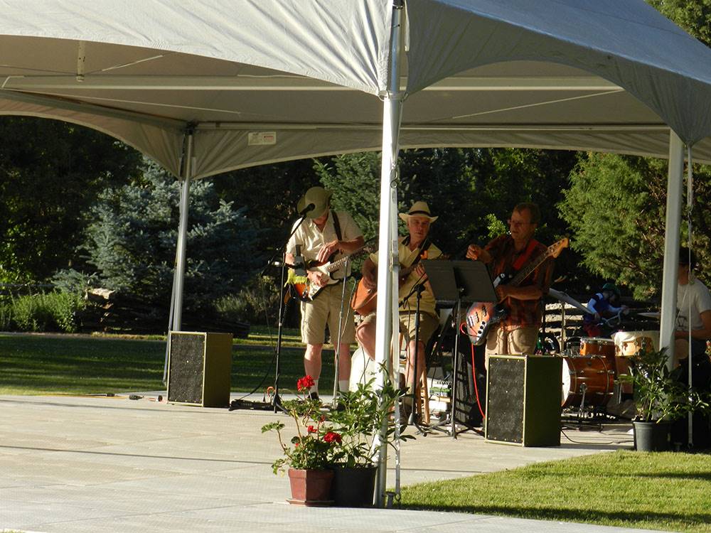Live band at BEND/SISTERS GARDEN RV RESORT