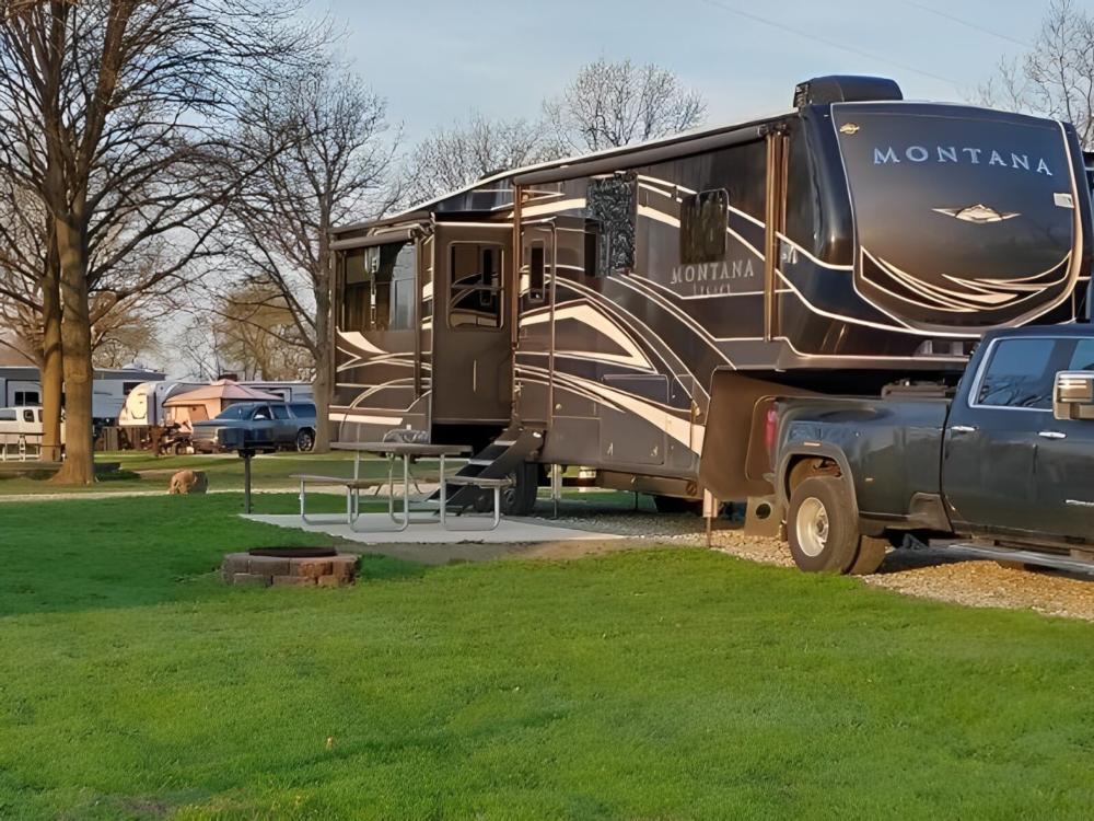 Parked trailer at site Yogi Bear's Jellystone Park Camp-Resort