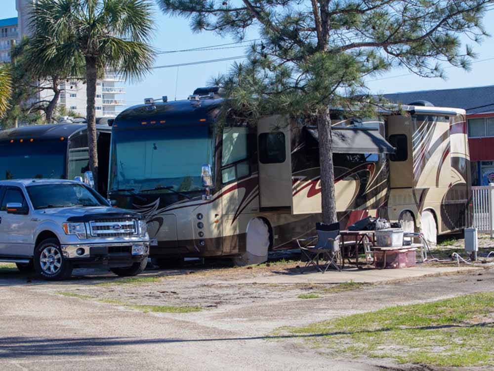 A truck parked in front of a motorhome in a RV site at CAMPER'S INN