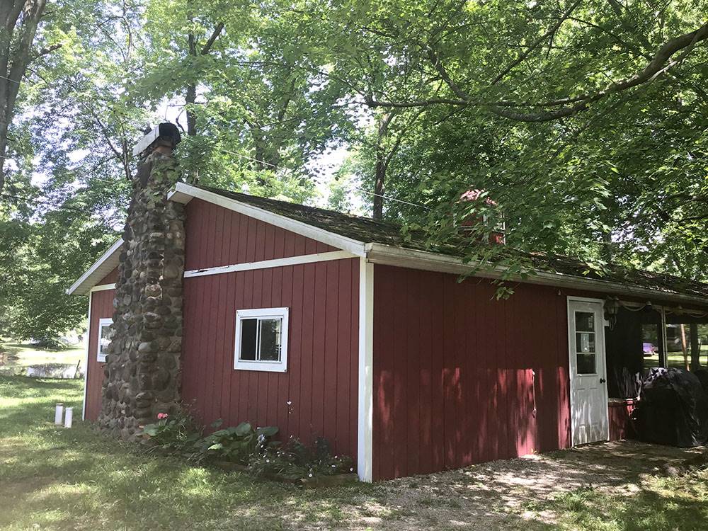 Red barn building at Cherokee Park Campground