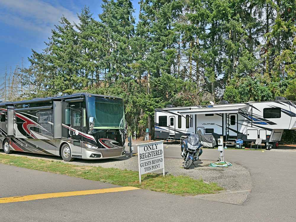 A couple of occupied RV sites at MAJESTIC RV PARK