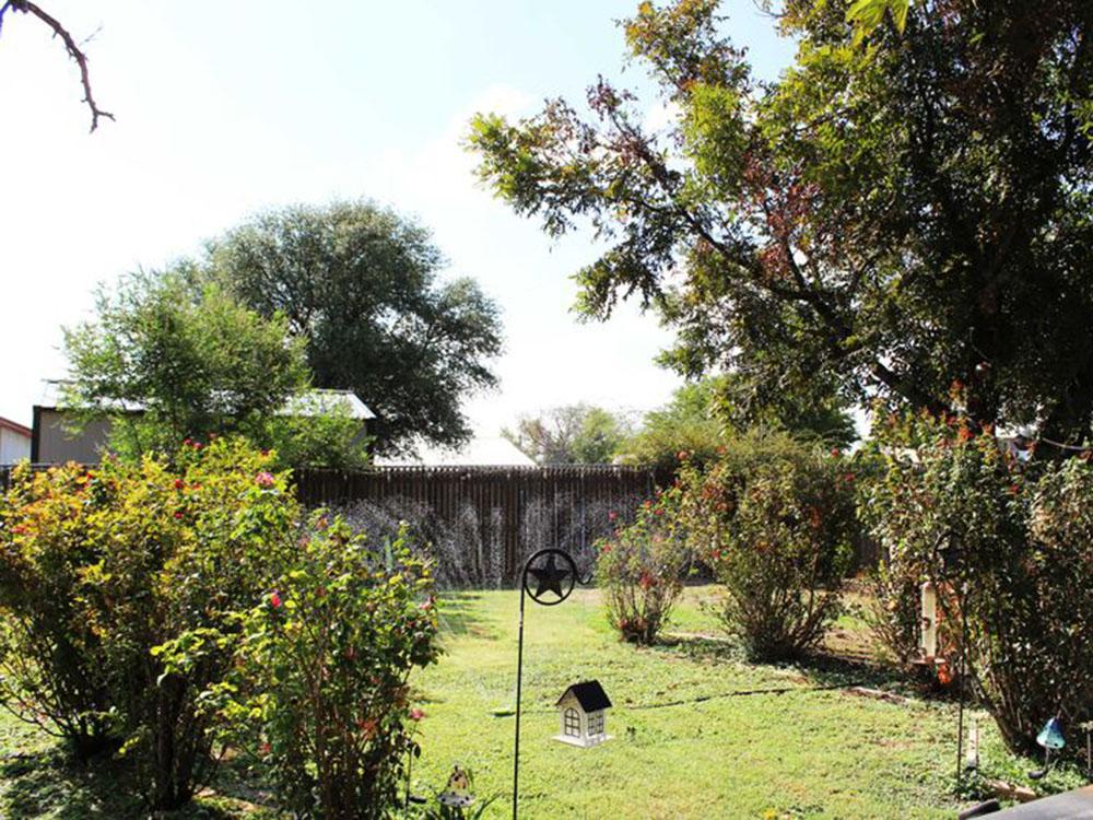 Yard with lawn and trees at WHIP IN RV PARK