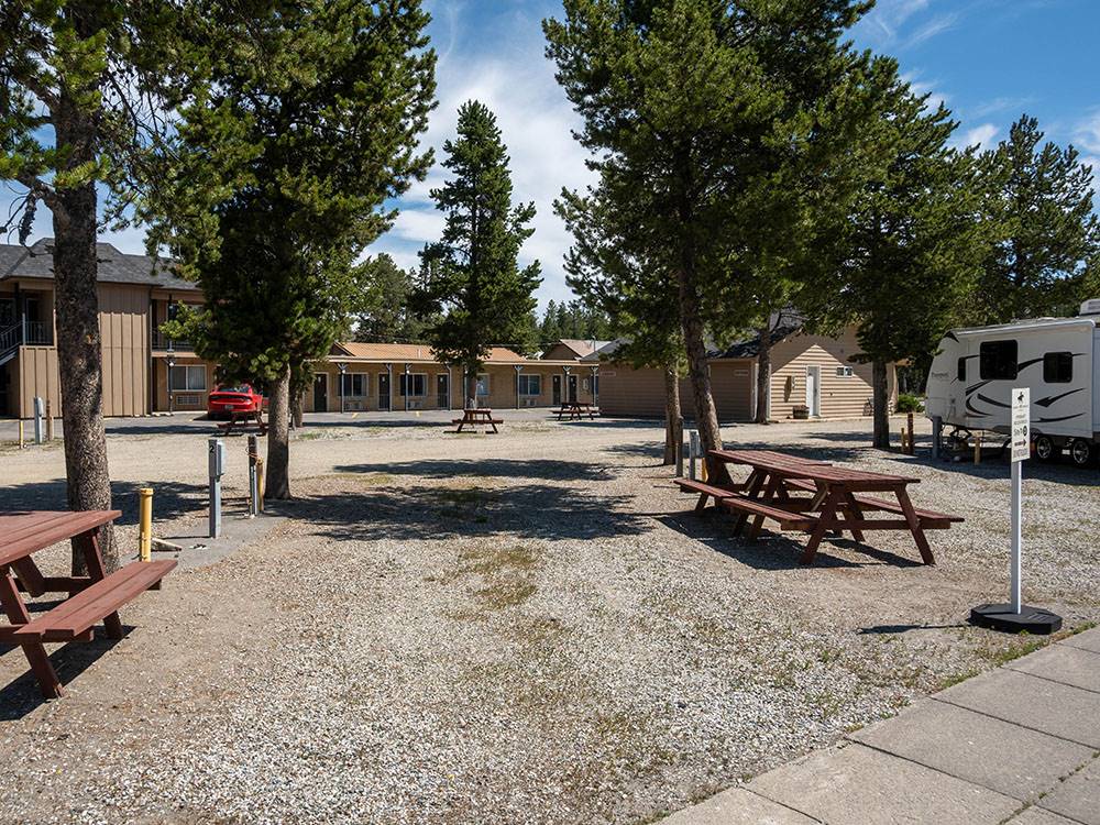 Spot size with picnic table